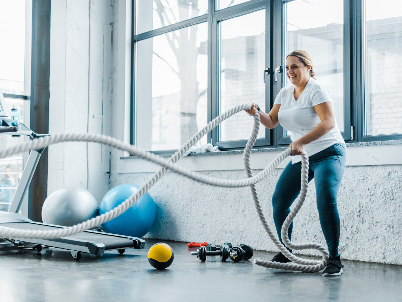 woman using battle ropes